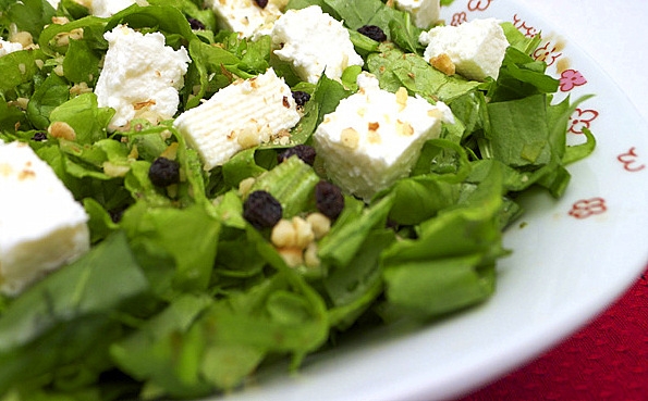 salatlarinizda-pendir-ve-qoz-varsa-diqqet