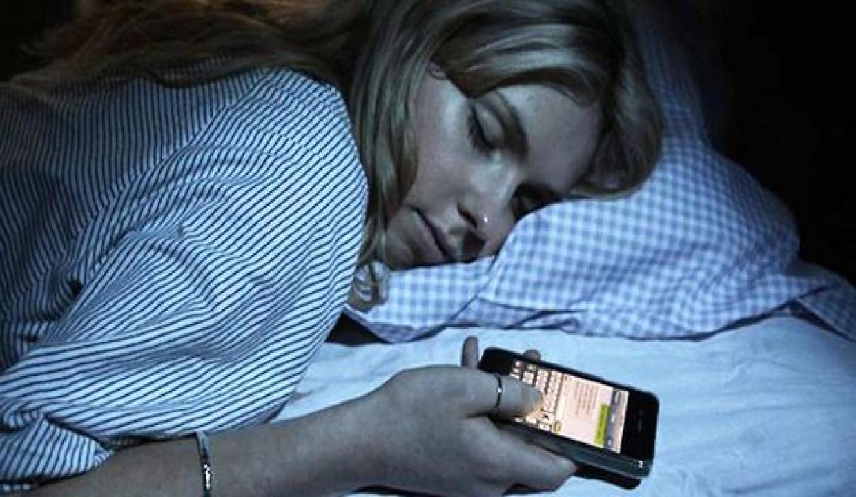 gece-yatanda-telefonu-yastigin-altina-qoyanlara-xeberdarliq