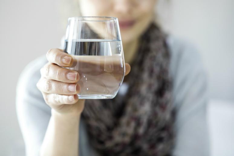koronaviursdan-sagalan-insanlar-gun-erzinde-minimum-2-5-litr-su-icmelidir