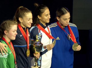 qadin-bokscularimiz-cempionati-2-medalla-basa-vurdu