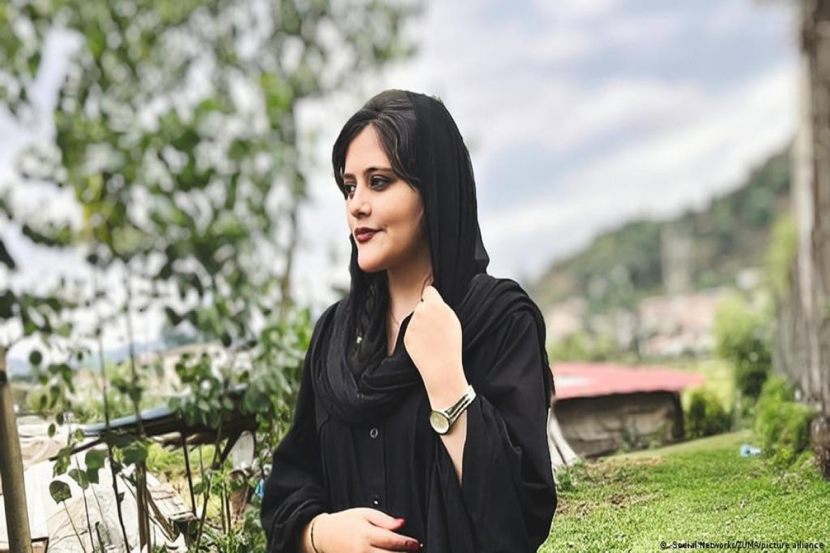 irani-bir-birine-qatan-mehsa-emininin-olum-sebebi-aciqlanib