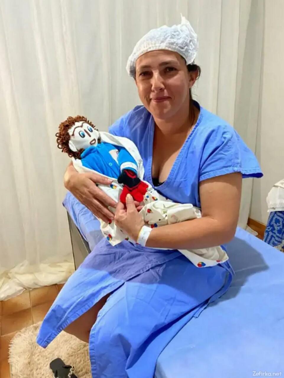 kukla-ile-evlendi-ve-ovladini-dunyaya-getirdi