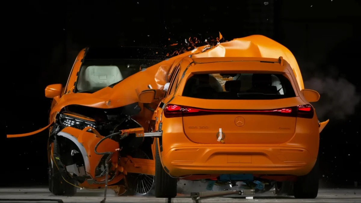 mercedes-iki-elektrikli-avtomobilini-uz-uze-toqqusdurub