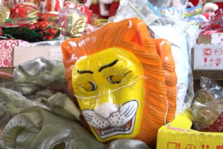 usaqlara-yeni-il-maskalari-alarken-diqqetli-olun