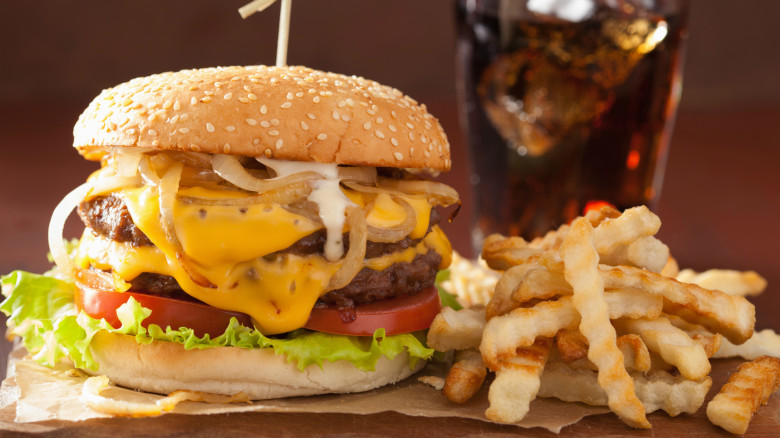 diyetoloq-fast-food-yemeyin-fesadlarindan-danisdi