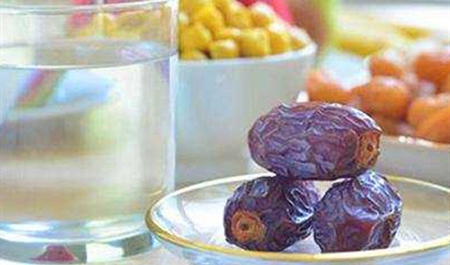 oruc-tutarken-xeste-huceyreler-bir-birini-yeyir