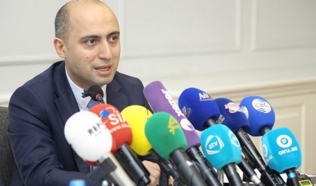 emin-emrullayev-sagirdin-ders-yukunu-azaltmaq-lazimdir