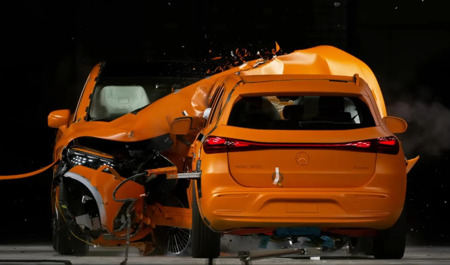 mercedes-iki-elektrikli-avtomobilini-uz-uze-toqqusdurub