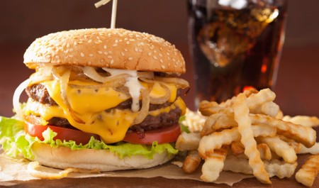 diyetoloq-fast-food-yemeyin-fesadlarindan-danisdi